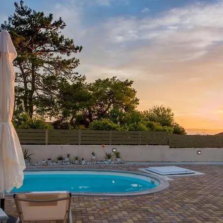 Arktos Sunset Villa *